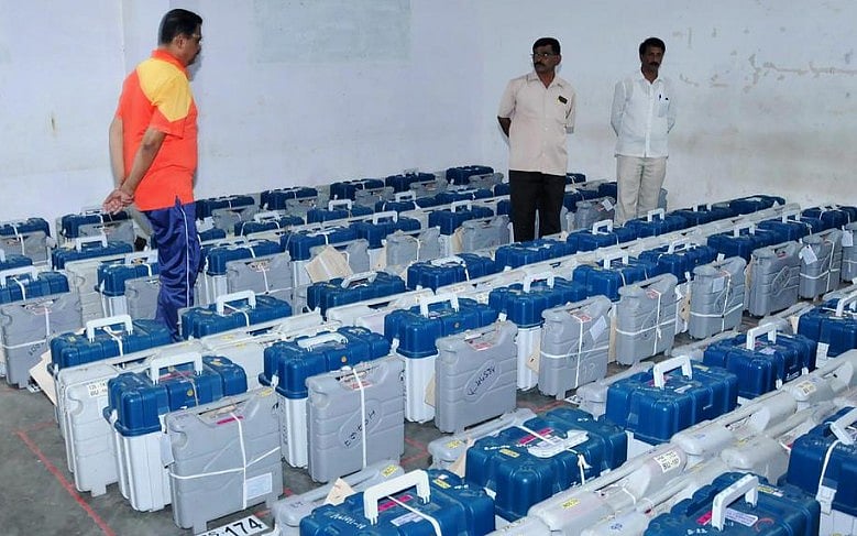 ووٹر لسٹ سے نام غائب، گھروں سے ای وی ایم برامد، الیکشن کمیشن کب غلطی مانے گا 