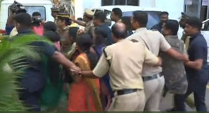 سبریمالہ: 2 عورتوں نے داخل ہو کر مندر کو کیا ’ناپاک‘ تو لیا گیا ’شُدھی‘ کا فیصلہ