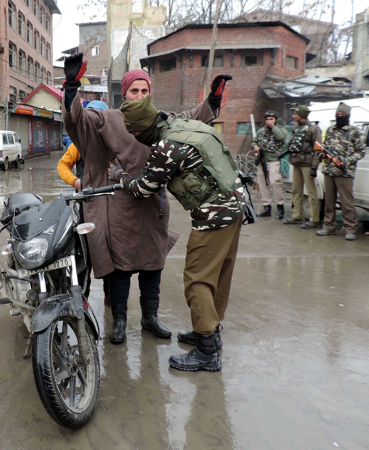 کشمیر: یوم جمہوریہ کے پیش نظر سیکورٹی فورسز کی تاریخی لال چوک میں تلاشی کارروائی