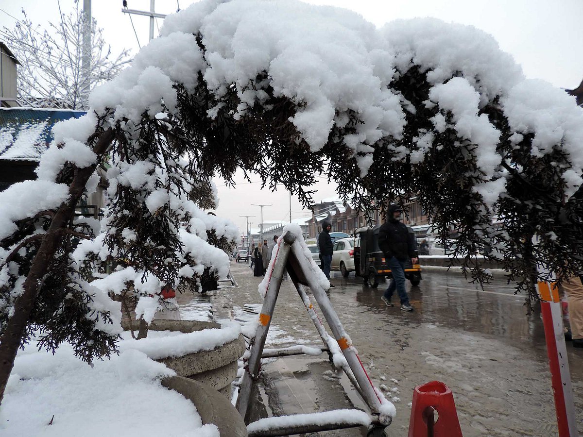 وادی کشمیر میں تازہ برف باری، معمولات زندگی درہم برہم