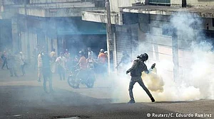 وینزویلا کا بحران، فوج صدر کی حمایت میں، مظاہرے جاری