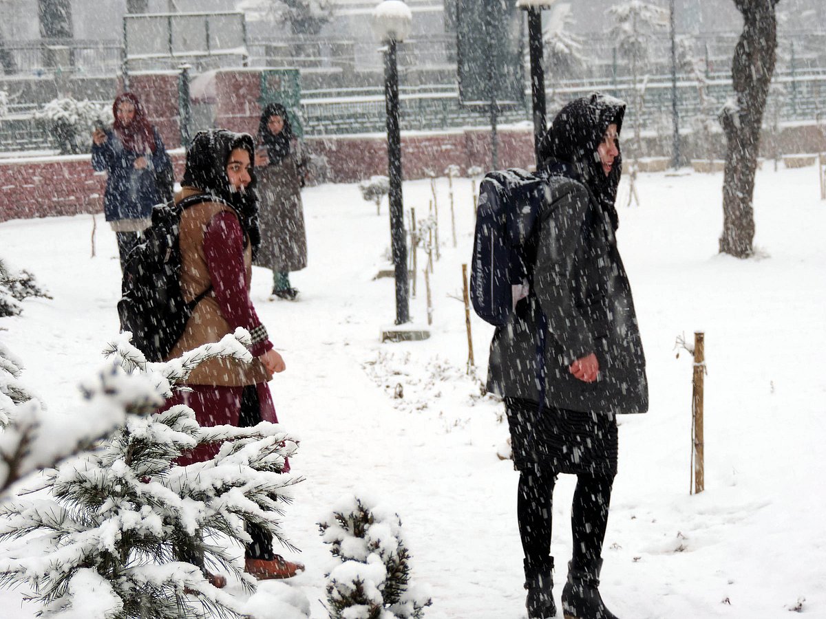 وادی کشمیر میں تازہ برف باری، فضائی و زمینی ٹریفک بری طرح متاثر