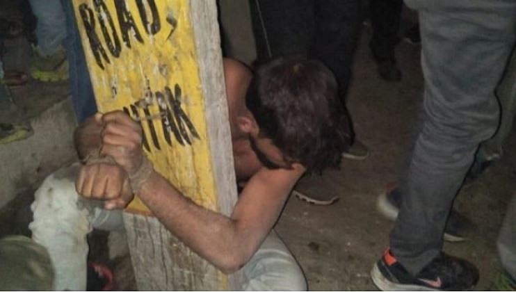 گئو رَکشکوں کی غنڈہ گردی جاری، اسمگلنگ کے شک میں مسلم نوجوان کو کھمبے سے باندھ کر پیٹا