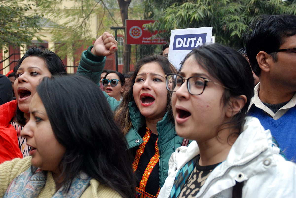 دہلی یونیورسٹی: ٹیچروں کو مستقل کرنے کے حق میں احتجاجی ریلی
