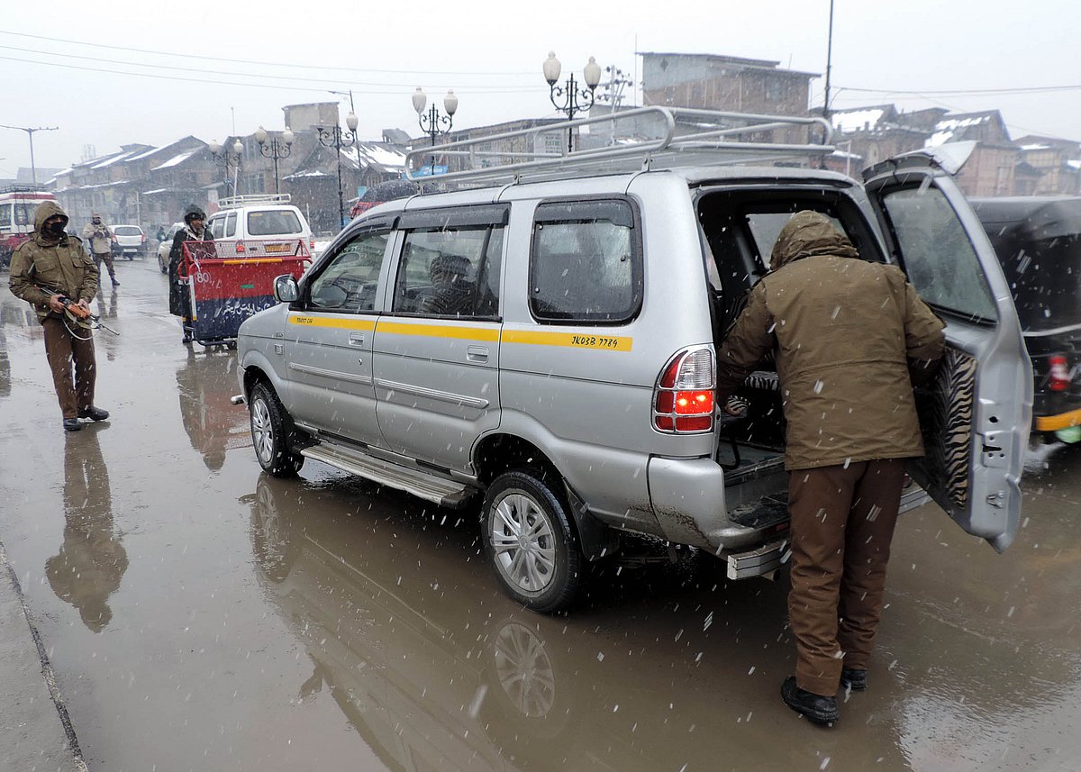 وادی کشمیر میں تازہ برف باری شروع