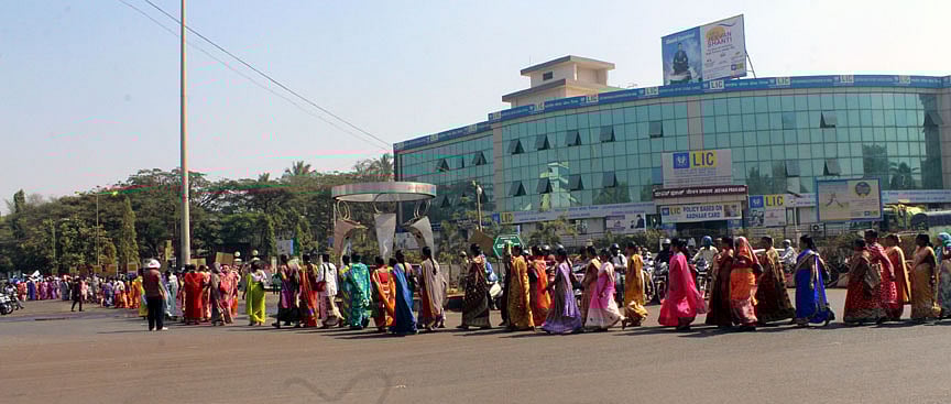 بھارت بند: مودی حکومت کے خلاف ٹریڈ یونینوں کی یلغار، کسان بھی  آئے شانہ بشانہ