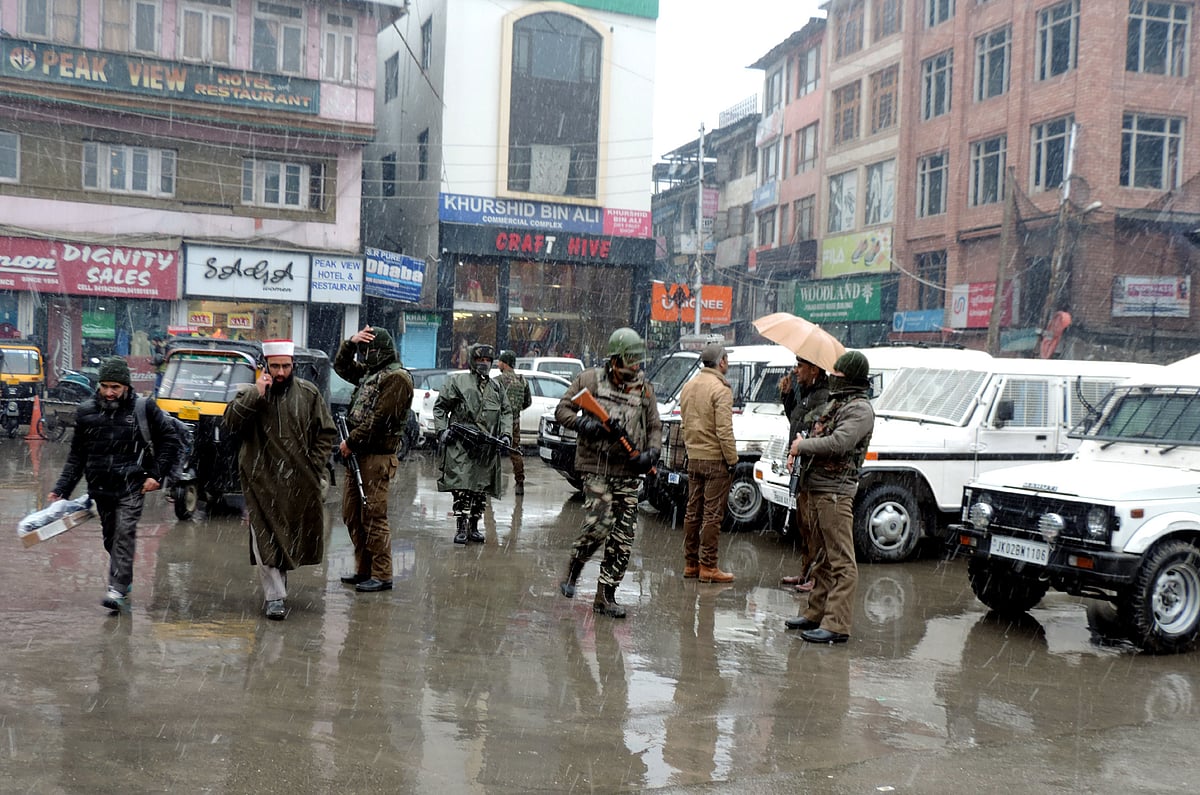 کشمیر میں برف باری کا سلسلہ جمعرات کو بھی جاری رہا