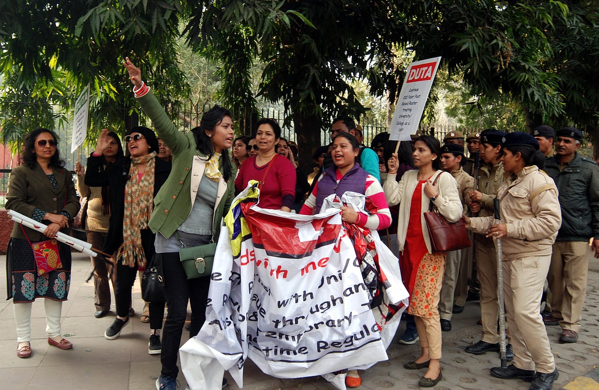 دہلی یونیورسٹی: ٹیچروں کو مستقل کرنے کے حق میں احتجاجی ریلی