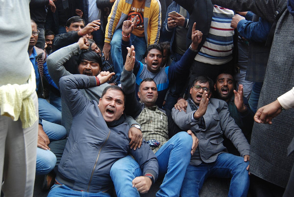 دہلی یونیورسٹی: ٹیچروں کو مستقل کرنے کے حق میں احتجاجی ریلی