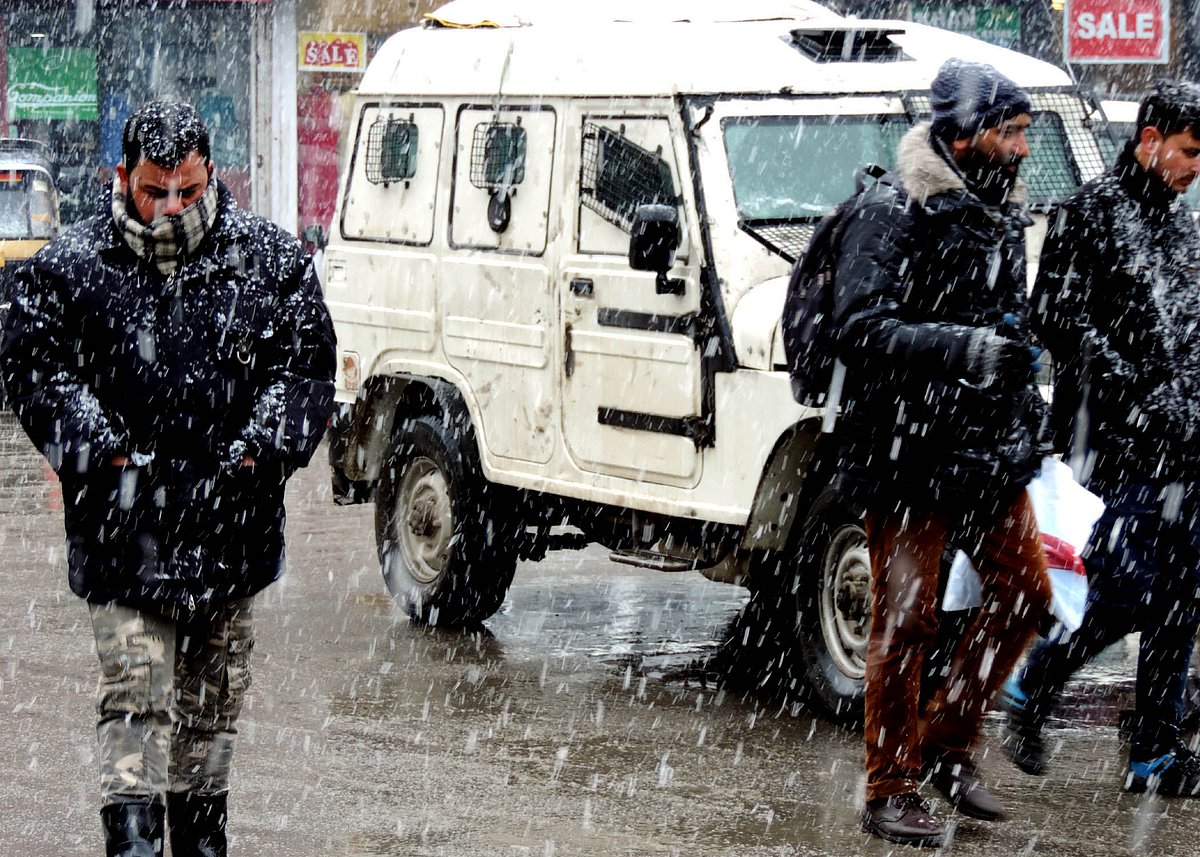 وادی کشمیر میں تازہ برف باری شروع