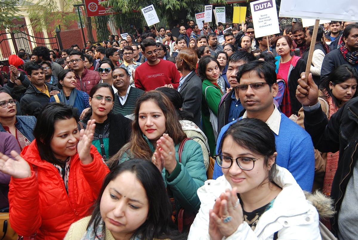 دہلی یونیورسٹی: ٹیچروں کو مستقل کرنے کے حق میں احتجاجی ریلی