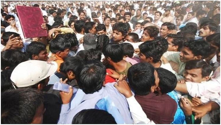 اعلیٰ ذات کے لیے ریزرویشن نافذ، لیکن مودی حکومت میں ملازمتیں ہیں کہاں!