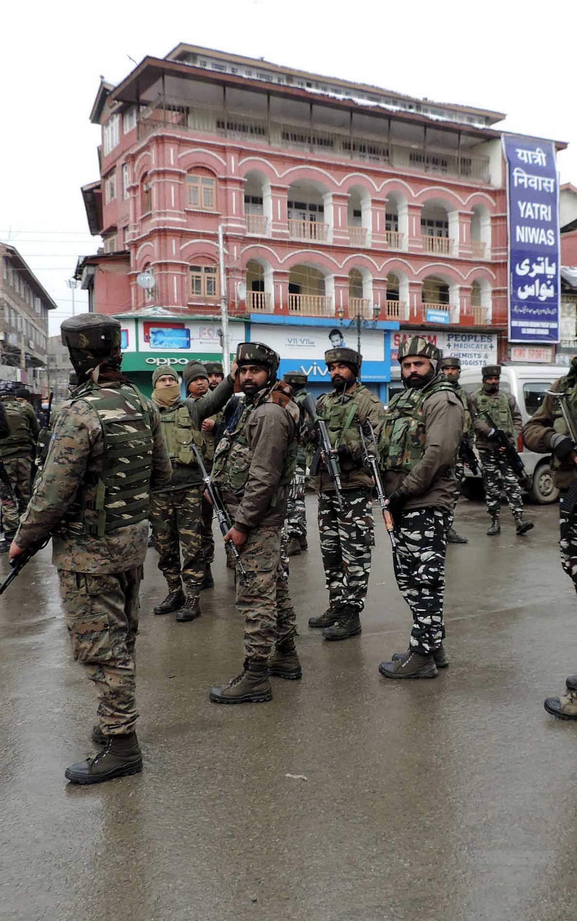 کشمیر: یوم جمہوریہ کے پیش نظر سیکورٹی فورسز کی تاریخی لال چوک میں تلاشی کارروائی