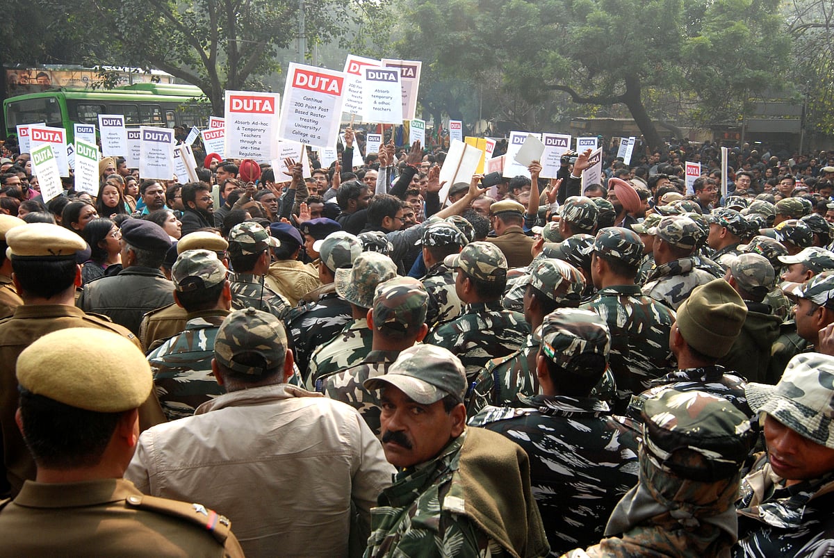 دہلی یونیورسٹی: ٹیچروں کو مستقل کرنے کے حق میں احتجاجی ریلی