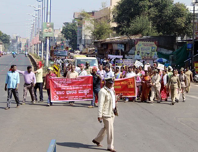 بھارت بند: مودی حکومت کے خلاف ٹریڈ یونینوں کی یلغار، کسان بھی  آئے شانہ بشانہ
