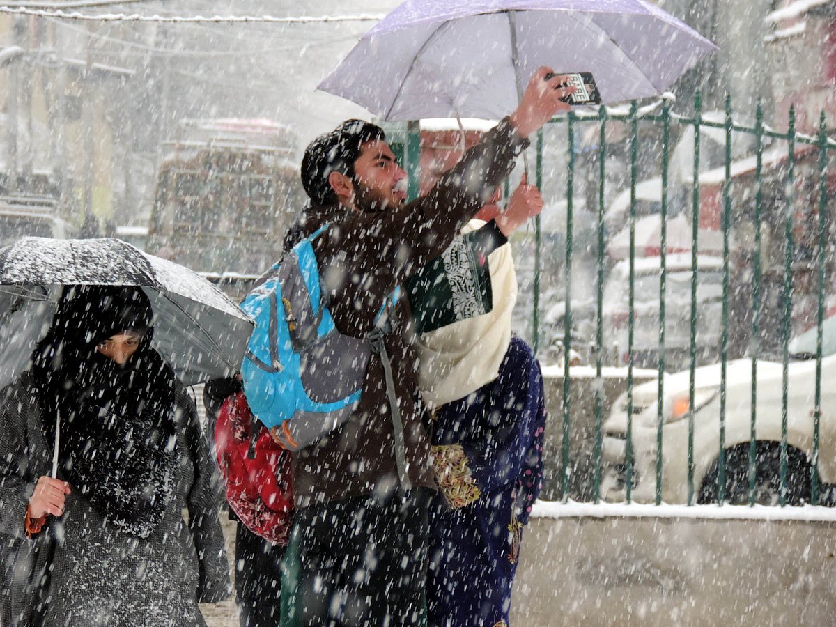 وادی کشمیر میں تازہ برف باری، فضائی و زمینی ٹریفک بری طرح متاثر