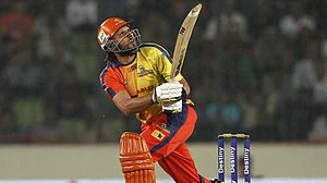 آفریدی پروفیشنل کرکٹ میں 900 میچ کھیلنے والے پہلے پاکستانی کھلاڑی