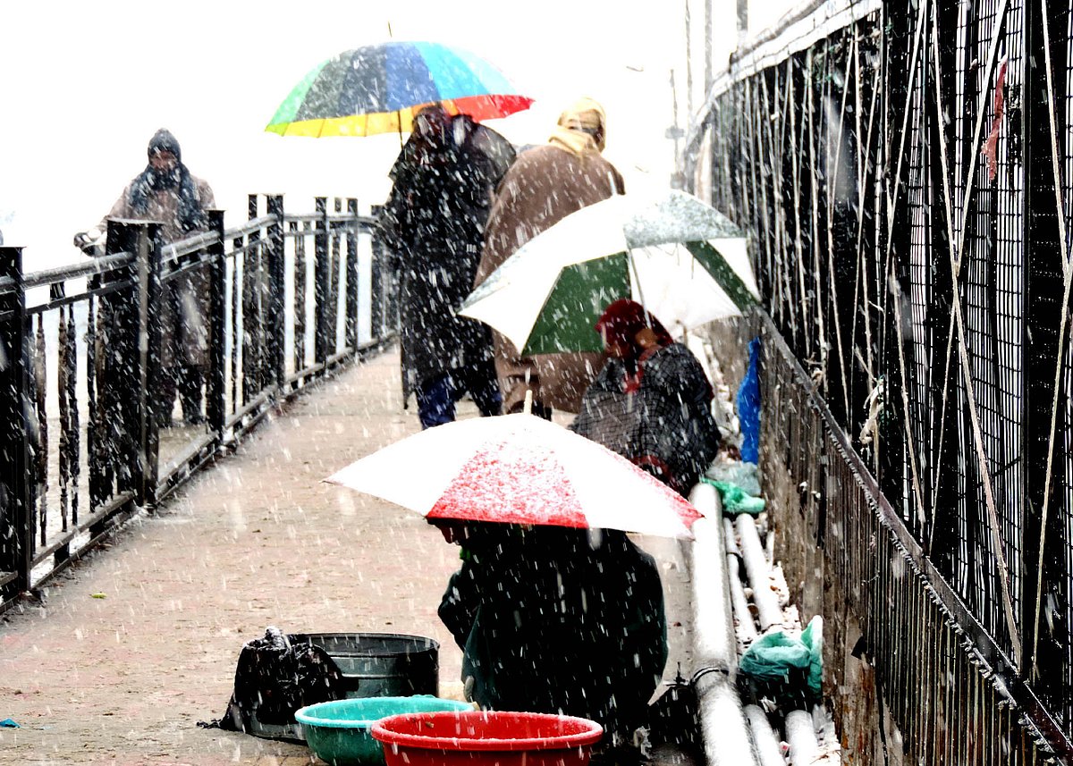 وادی کشمیر میں تازہ برف باری شروع