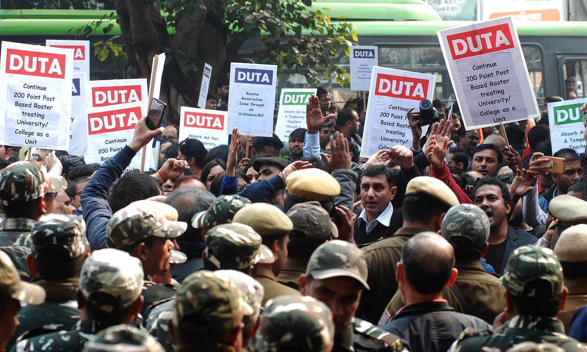 دہلی یونیورسٹی: ٹیچروں کو مستقل کرنے کے حق میں احتجاجی ریلی