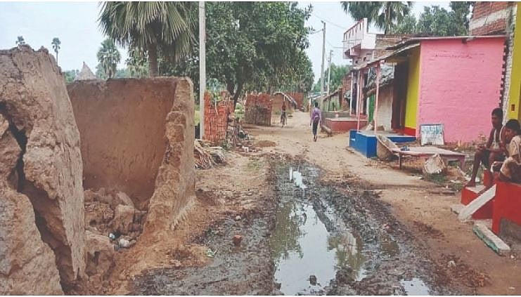 بی جے پی رکن پارلیمنٹ کے گود لیے گاؤں میں موجود گڈھے بیان کر رہے بدحالی کی داستان