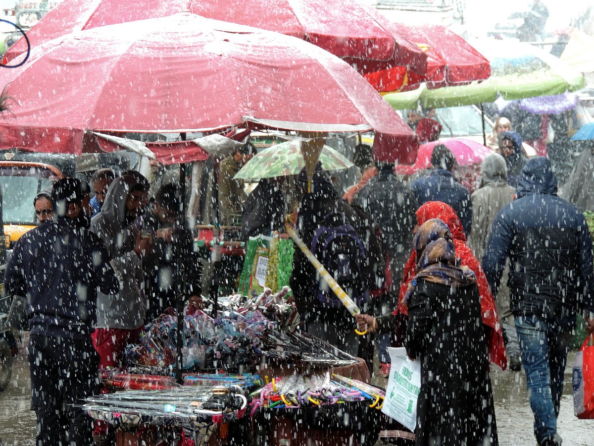 وادی کشمیر میں تازہ برف باری شروع
