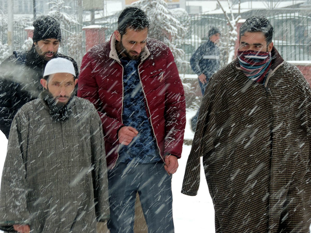 وادی کشمیر میں تازہ برف باری، فضائی و زمینی ٹریفک بری طرح متاثر