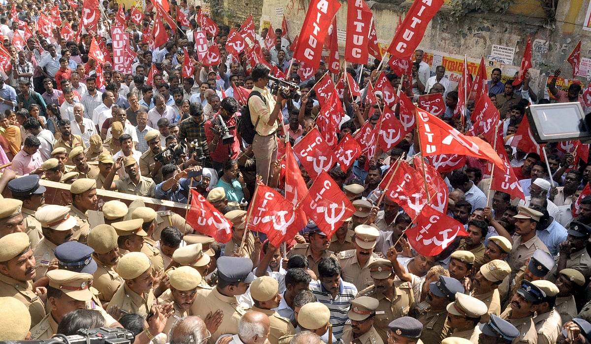 بھارت بند: مودی حکومت کے خلاف ٹریڈ یونینوں کی یلغار، کسان بھی  آئے شانہ بشانہ