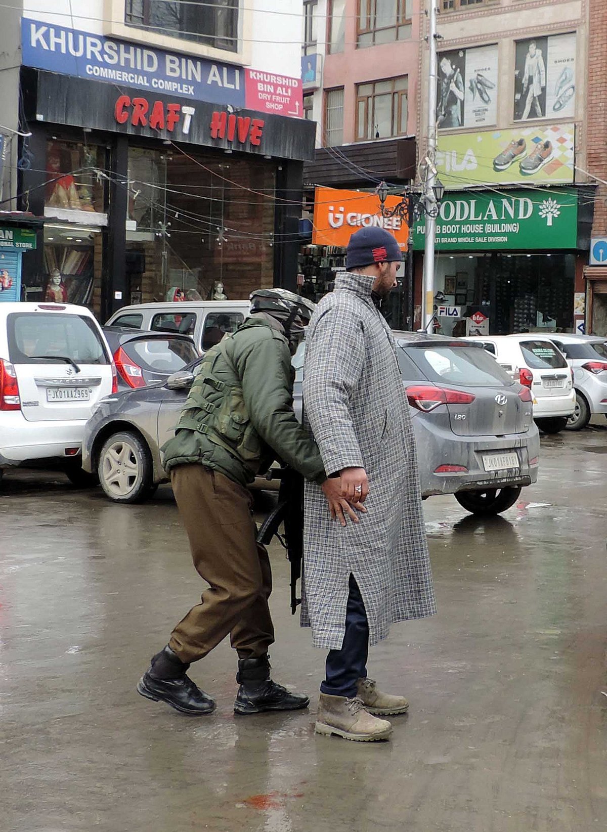 کشمیر: یوم جمہوریہ کے پیش نظر سیکورٹی فورسز کی تاریخی لال چوک میں تلاشی کارروائی