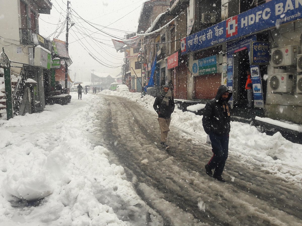 سری نگر-جموں قومی شاہراہ مسلسل چوتھے روز بند، سینکڑوں گاڑیاں درماندہ