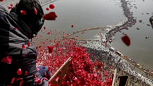 کمبھ میں اسنان کرنے والوں پر یوگی نے ہیلی کاپٹر سے کروائی پھولوں کی بارش