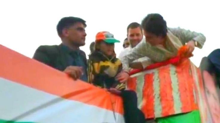 جب پرینکا گاندھی نے بچی کو لیا گود میں، چاکلیٹ دے کر کہا، خوش رہو