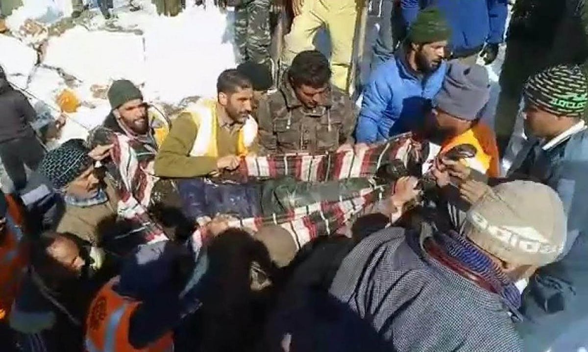 کشمیر: برفانی تودے کی وجہ سے زندہ دفن افراد میں سے آٹھویں فرد کی لاش بر آمد