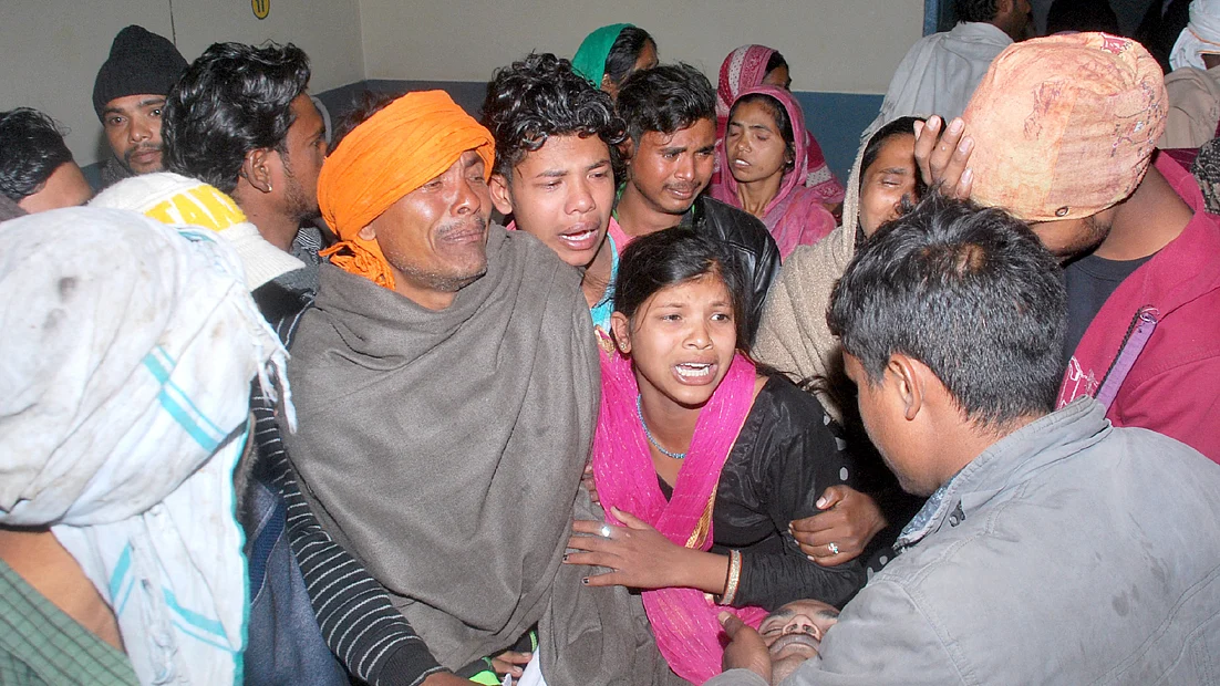 آسمانی بجلی گرنے ہوئی موت کے روتے ہوئے اہل خانہ۔ فوٹو ایم افسر&nbsp;