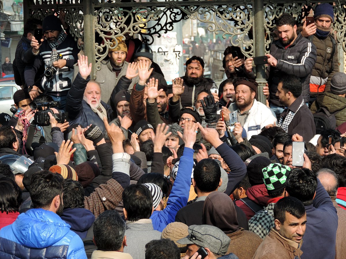 جموں میں کشمیری ملازمین پر حملوں کے خلاف سرین گر میں احتجاج کیا گیا