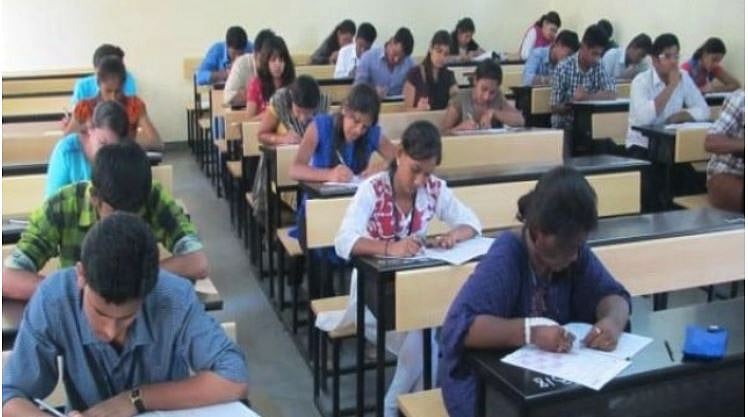 جینس پہن کر امتحان دینے پر لگ گئی پابندی، سی بی ایس ای کا نیا ضابطہ تیار