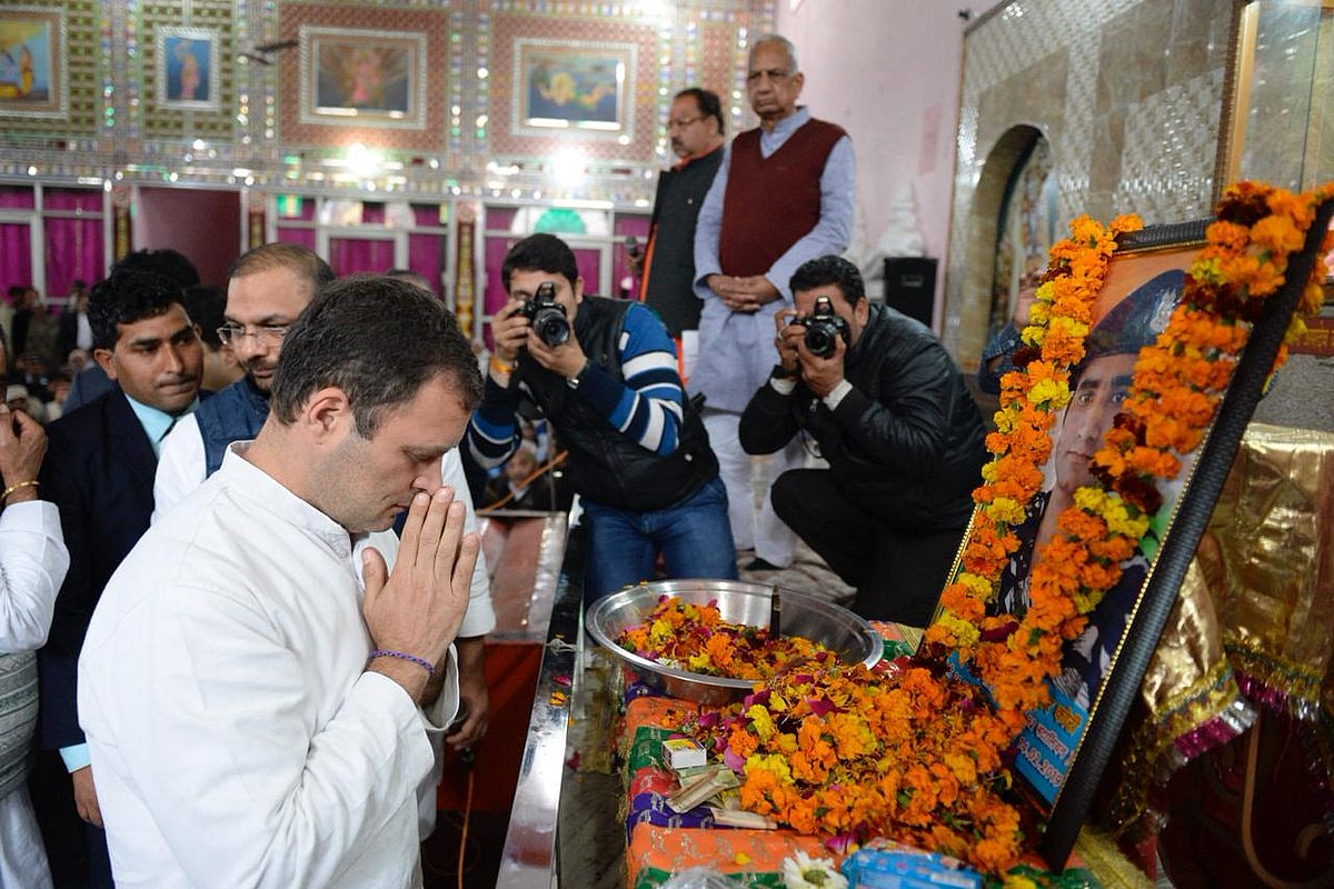 پلوامہ کے شہیدوں کو اچانک خراج عقیدت پیش کرنے پہنچے راہل-پرینکا