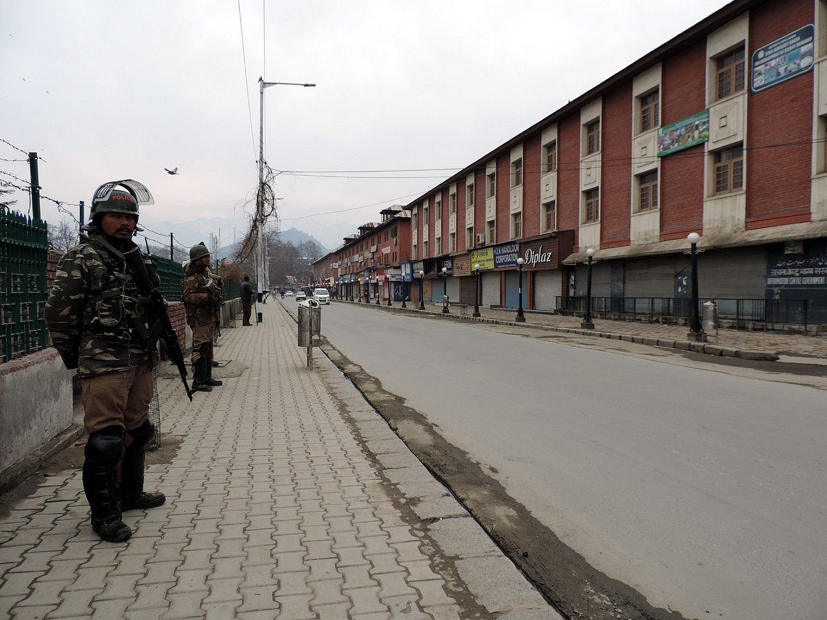 میرواعظ کی این آئی اے میں طلبی، سری نگر کے پائین شہر میں کرفیو جیسی پابندیاں نافذ