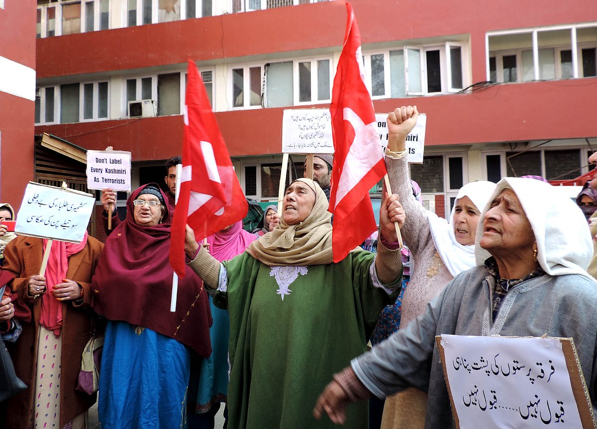 کشمیریوں پر تشدد کے خلاف سری نگر میں غیر ریاستی مزدوروں کا احتجاج