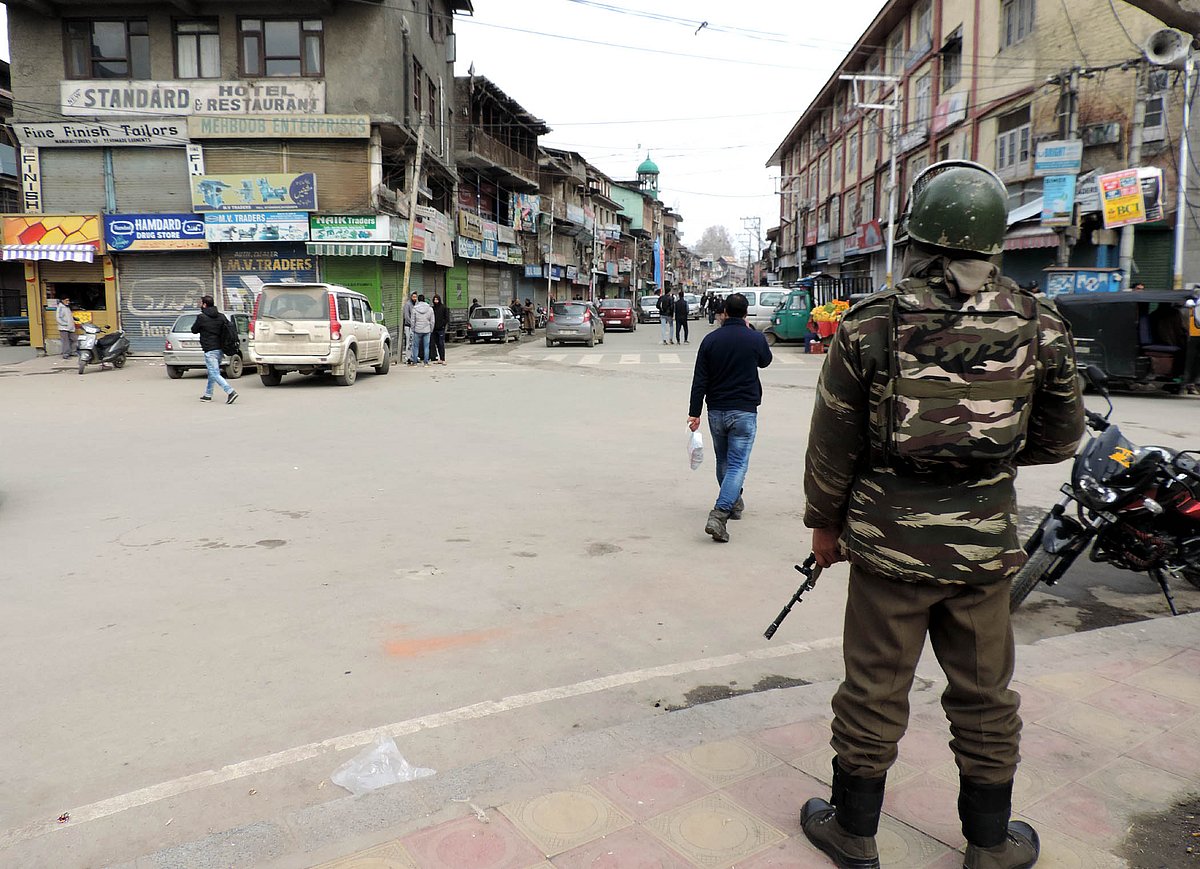کشمیریوں پر تشدد کے خلاف سری نگر میں غیر ریاستی مزدوروں کا احتجاج
