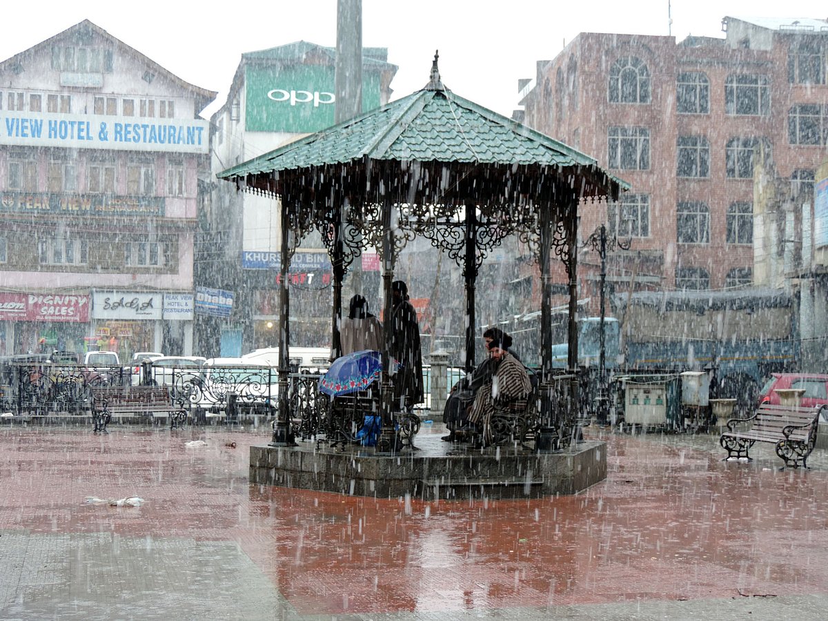 وادی کشمیر میں تازہ برف باری کا سلسلہ، زمینی اور فضائی روابط منقطع