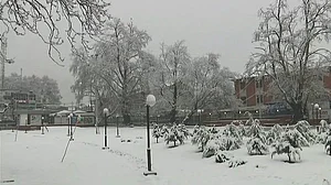 کشمیر میں زبردست برف باری، لگاتار دوسرے دن بھی آمد و رفت بند