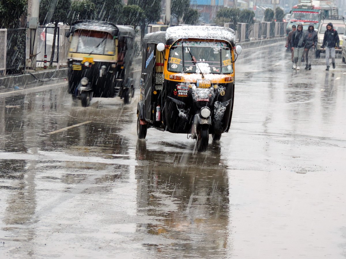 وادی کشمیر میں تازہ برف باری کا سلسلہ، زمینی اور فضائی روابط منقطع