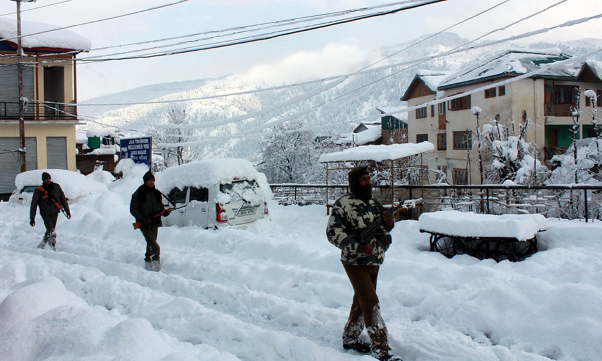 کشمیر: برفانی تودے کی وجہ سے زندہ دفن افراد میں سے آٹھویں فرد کی لاش بر آمد