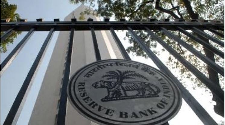 مودی حکومت کے سامنے جھکی آر بی آئی، دینے پڑے 28 ہزار کروڑ روپے