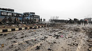 جموں و کشمیر میں اپنی نوعت کا سب سے بڑا خودکش حملہ، 44 سی آر پی ایف اہلکار ہلاک
