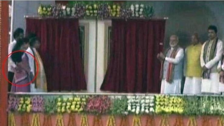 مودی کی موجودگی میں تریپورہ کے وزیر کا کارنامہ، خاتون وزیر سے کیا غیر مہذب سلوک