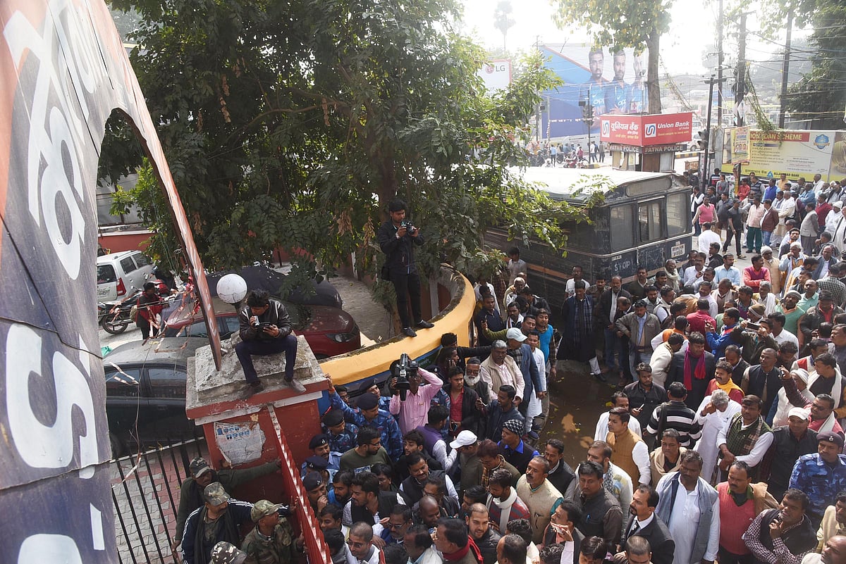 پٹنہ: کارکنان سمیت کشواہا نے دی گرفتاری، کارروائی کی یقین دہانی دیکر کیا گیا رہا