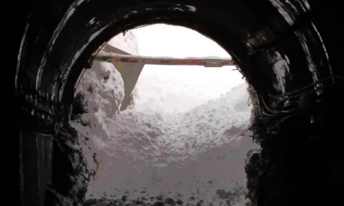 کشمیر: برفانی تودے کی وجہ سے زندہ دفن افراد میں سے آٹھویں فرد کی لاش بر آمد