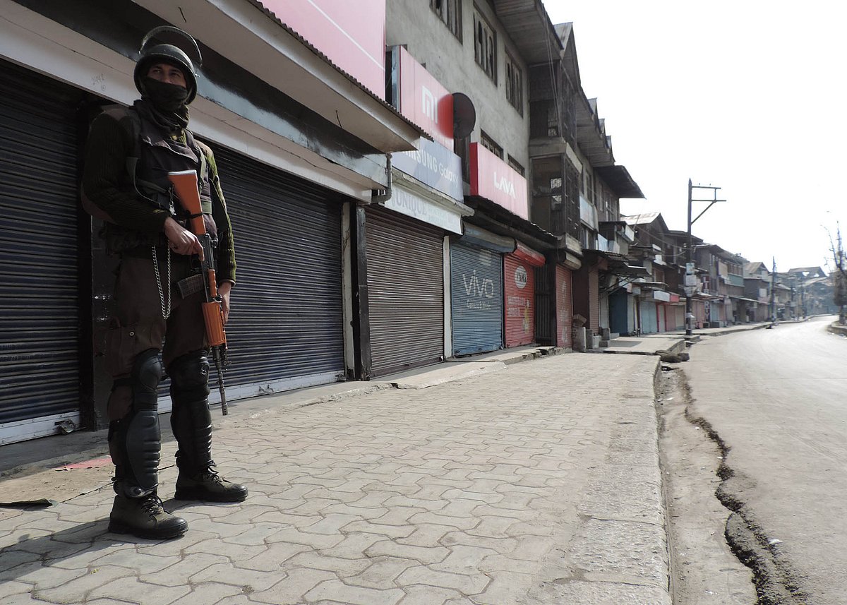 کشمیر: گرفتاریاں اور دفعہ ’35 اے‘ کے خلاف مبینہ سازشیں، وادی میں مکمل ہڑتال