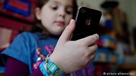 سمارٹ فون: چودہ برس سے کم عمر بچوں پر پابندی کی تجویز